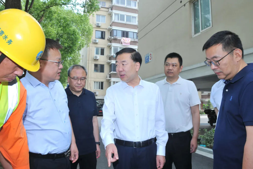 許峰調(diào)研生活污水管網(wǎng)建設(shè)改造工作